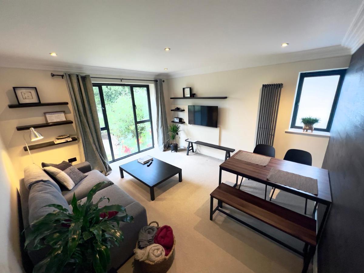 Appartamento Modern And Cozy 2-Guest Flat With Gated Parking Kingston upon Thames  Esterno foto